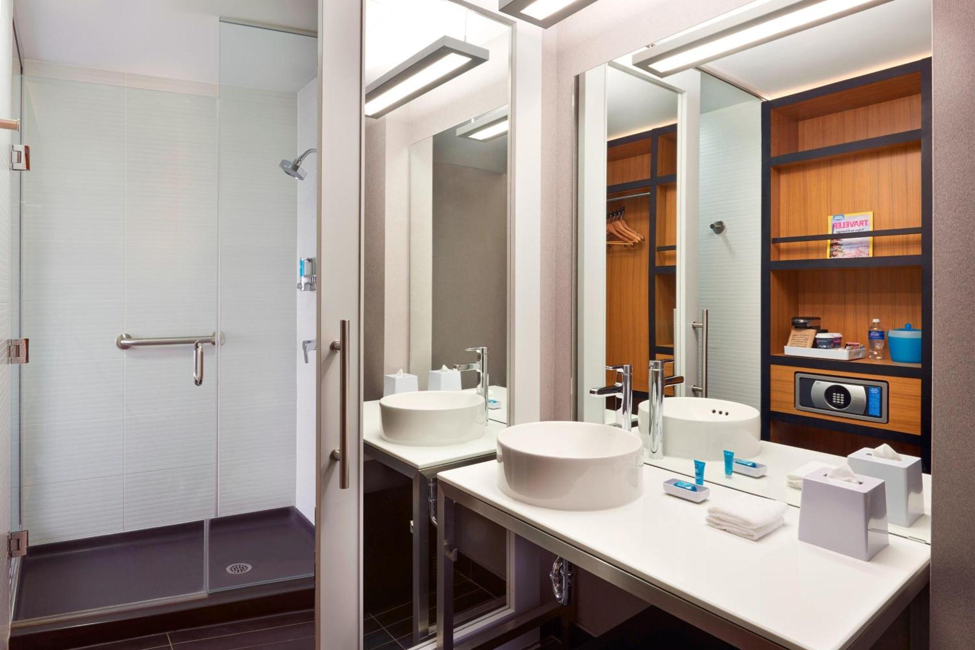 Aloft Mills 3*