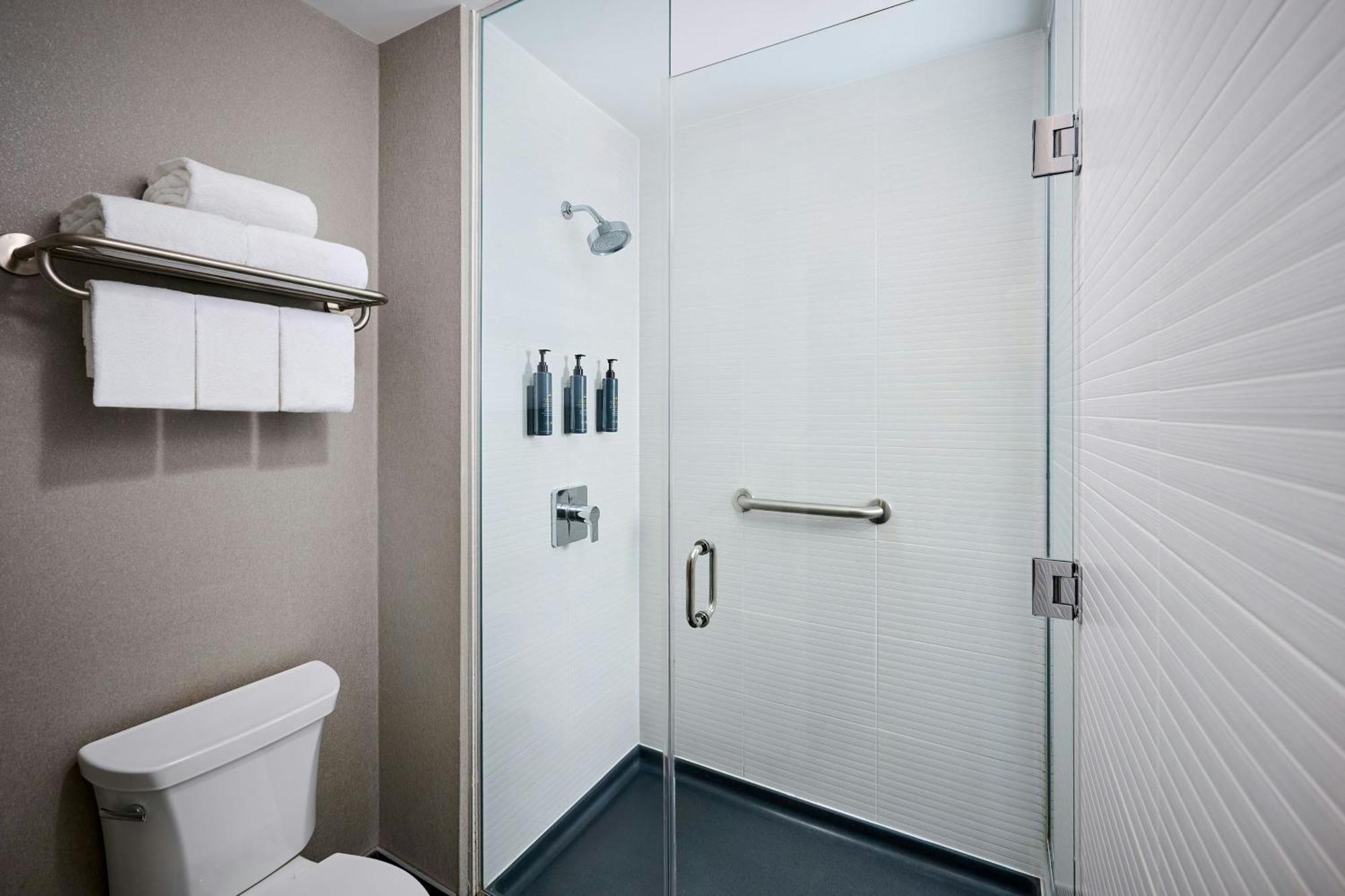 Aloft Mills 3*