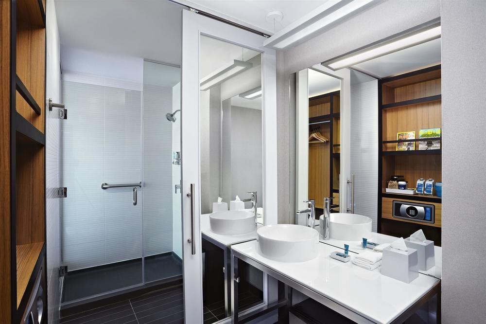 Aloft Mills 3*
