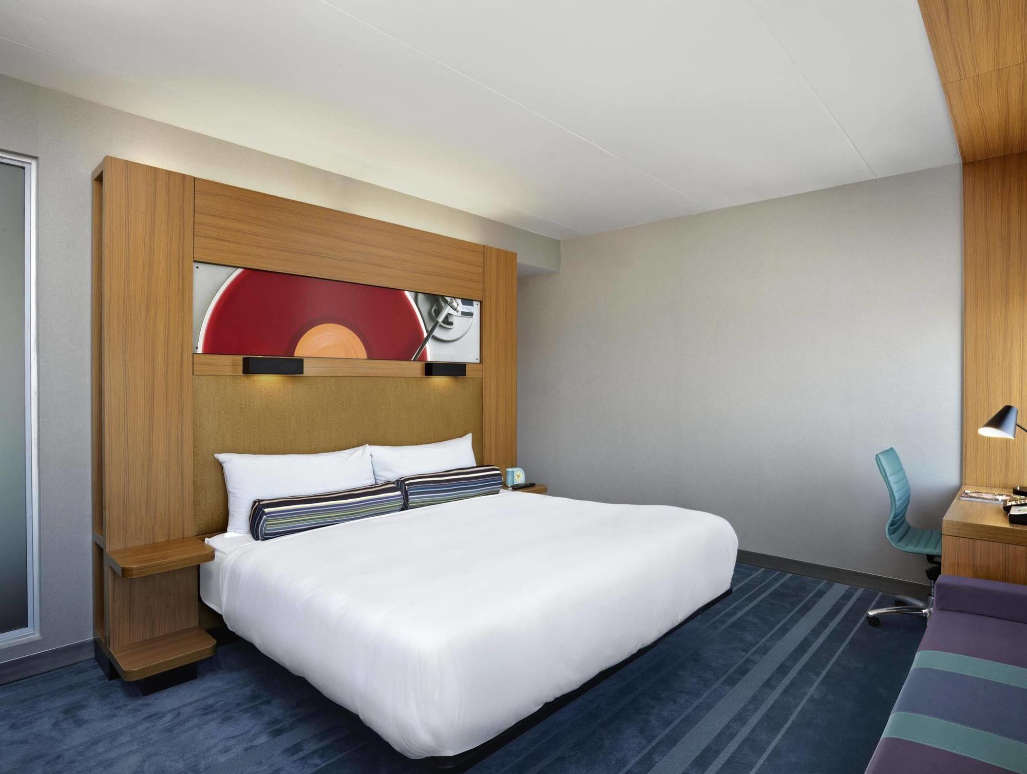 Aloft Mills 3*